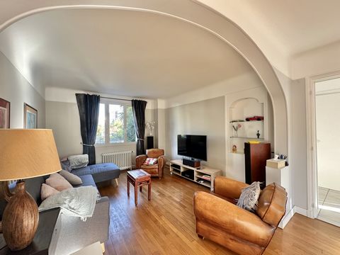 EXCLUSIVITE ! Venez découvrir cette magnifique maison située sur le quartier de LA VARENNE à seulement 5 min à pieds de la gare RER A de BRY SUR MARNE et proche de toutes commodités. Edifiée sur un sous-sol total elle est composée : d'une entrée, séj...