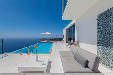 This stunning luxury property in Arco da Calheta is set on a 1,401m² plot, with a built area of 317.62 m² and located at 330 meters above sea level, offering unrivaled ocean views from nearly every room. With a modern and sophisticated design, the vi...