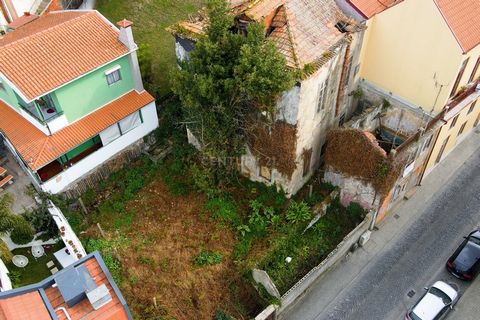 Emplacement privilégié dans le centre historique de Gaia, au cur des caves à vin de Porto, à côté de l'hôtel Yeatman, à 3 minutes à pied du monde du vin et du fleuve Douro. Avec une implantation de 347 m2 et la possibilité de construire en hauteur et...