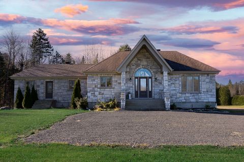 Incroyable propriété aux volumes exceptionnels et dotée d'un cachet unique, elle a tout pour plaire! Toute la famille y trouvera sa place avec ses 5 chambres, sa salle familiale et sa salle de sport. Elle offre un espace bureau indépendant parfaiteme...