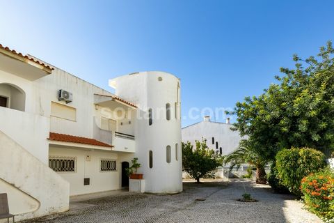 Ausgezeichnete 2-Zimmer-Wohnung im Zentrum von Albufeira! Apartment mit 120 m2, geräumigem Wohnzimmer mit offener Küche, ausgestattet mit weiß lackierten Möbeln und schwarzem Stein, Kamin mit Herd, Balkon. Es verfügt außerdem über zwei Schlafzimmer m...