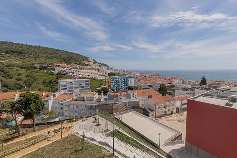 Prédio em propriedade total, com 2 pisos, localizado em Sesimbra a apenas 450 metros da praia e junto ao Parque Urbano da Vila. O R/C é composto por garagem. o 1º Piso é composto por duas frações de habitação: um de apartamento T2 e um de apartamento...