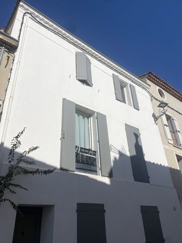 Vous souhaitez être au calme tout en étant proche des commodités de la ville? Cet apartement lumineux très bien placé dans le quartier de Mazargues à Marseille est pour vous. Avec sa vue dégagée à la fois sur les calanques et sur la ville, ce T3 atyp...