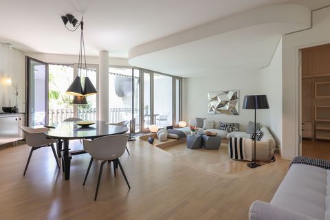 Das vom Architekten Jürgen Mayer H designte Haus mit vertikalen Aluminiumlamellen, wirkt mit seinen geschwungenen Formen wie eine großartige Skulptur. Das moderne Loft in diesem Haus besteht aus einem großzügen Wohnzimmer mit Sitzlandschaft und angre...