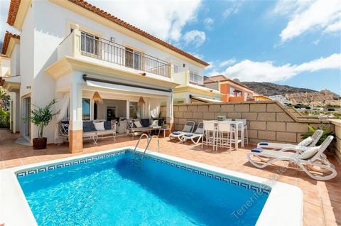 Verbundene Villa mit 3 Schlafzimmern und 3 Bädern zum Verkauf in El Madronal, Costa Adeje, zum Preis von 950.000€ Diese verbundene Villa mit 3 Schlafzimmern erstreckt sich über drei Ebenen mit viel Platz im Freien, Gärten hinten und vorne, herrlichem...