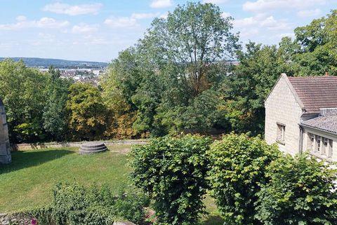 Dans le centre historique de Beaumont sur Oise 95260 Appartement , 2 pièces, surface 22.4m2 carrez. Prix de vente : 89990 euros honoraires charge vendeur Situé au 2ième étage, vue dégagée sans vis à vis, lumineux. Une pièce principale, avec cuisine é...