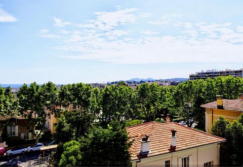 Situé dans le secteur très prisé de la Mairie du Cannet et à 10 minutes des plages de Cannes, en étage élevé d'une résidence sécurisée avec ascenseur, ce splendide appartement traversant et climatisé 4 pièces de 101,69 m² Loi Carrez saura vous séduir...