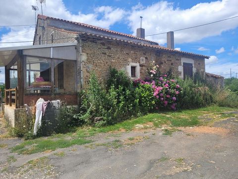 A l'extérieur de la commune, maison d'habitation à rénover ainsi qu'une magnifique grange en pierres de 450 m² et plusieurs bâtiments sur une ancienne exploitation agricole. Le tout sur environ un hectare de terre. Bien non soumis au DPE. Mandat N° 3...