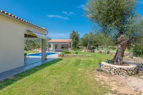 You will be able to breathe the peace in the exterior area of this property thanks to the stunning views that you can admire while sunbathing on one of the 5 sun loungers. Then, you can enjoy either a good reading or a cool swimming in the chlorine p...