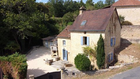 24200 SARLAT-LA-CANEDA (en exclusivité), maison en pierre sur le bord d'une ville à tout commerce. Prix : 240.000 euros FAI à la charge du vendeur. Cette maison de caractère est construite sur 3 niveaux avec en rez-de-chaussé la cuisine (10m2) et la ...