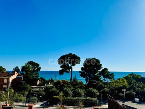 Bord de mer, sur la côte d'azur, au coeur du village très recherché d'Eze bord de mer Très proche de Monaco (6kms) et également de Nice Le train et le bus juste a coté de la résidence vous permettent d'accéder facilement à Monaco en seulement 7 minut...