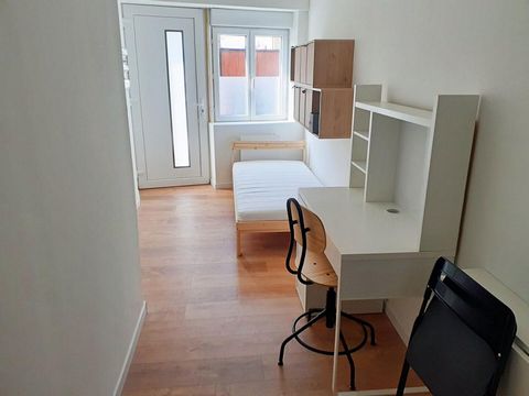 Arnaud Debruyne vous propose un studio de 14 m2 à la location, pour un loyer de 390,00 euros + 75,00 euros de charges ( comprenant : charges de copropriété, eau, électricité, chauffage, box Internet). Appartement refait intégralement à neuf et meublé...