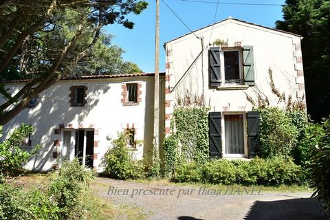 Les Sables d'Olonne, belle longère rénovée d'environ 152 m2 sur 1090 m2 de terrain à 2 km du bourg du Château d'Olonne et 5km de la plage. Cette maison en campagne , dans un petit hameau tranquille et verdoyant n'est qu'à quelques minutes des commerc...