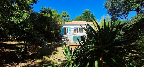 Implantée sur une parcelle de plus de 1000 m2 en lisière de forêt, cette villa offre un cadre de vie unique. Avec sa vue panoramique sur les pins, elle jouit d’un environnement calme et verdoyant, à 5 minutes des plus belles plages du Pyla, des comme...