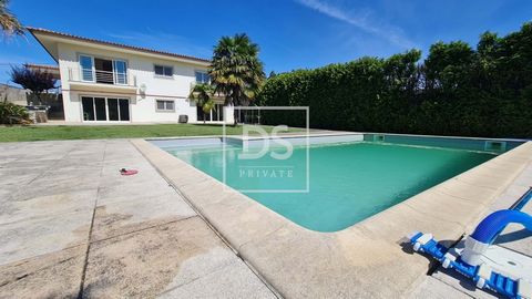 Villa med 3 sovrum med pool och stor potential i Rio Mau, Vila do Conde Denna magnifika villa med 3 sovrum ligger i Rio Mau, en lugn församling i Vila do Conde, och upptar en bebyggd yta på mer än 400 m², belägen på en tomt på 2000 m². Fastigheten ha...