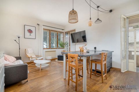 Dit T2-appartement ligt op slechts 600 meter van het strand van Bestouan en de haven van Cassis en is een echt juweeltje. Genesteld in het hart van een zeer residentiële en rustige omgeving, zult u genieten van absolute rust terwijl u dicht bij voorz...