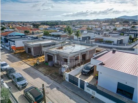 Chalet pareado T3 en construcción. Ubicada en Azeitão, esta maravillosa villa de 3 dormitorios ofrece un ambiente acogedor y tranquilo, en una zona muy tranquila. Con una generosa parcela de casi 158m2, esta propiedad tiene todo lo necesario para viv...