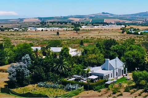 Een fantastische kans voor een commerciële investering aan de rand van Stellenbosch. Omgeven door wijnboerderijen op een toplocatie aan de rand van Stellenbosch, dicht bij de belangrijkste routes. De accommodatie bestaat uit een restaurant met twee v...