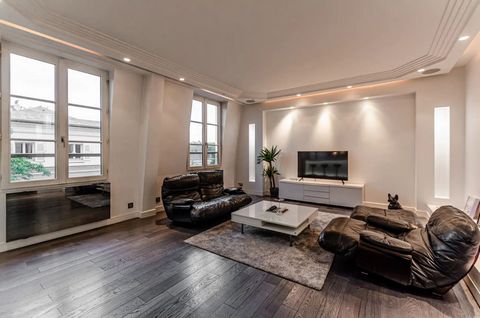 This one-bedroom flat faces the Bois de Boulogne, just a few metres from the Pont de Neuilly metro station. Very quiet, the flat is on the 3rd floor without a lift; as you enter, you'll find a shower room with bath, shower and toilet, then you enter ...