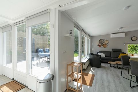 Une maison de vacances très confortable dans le parc Duinland à Sint Maartenszee Quel joli bungalow lumineux dans le parc Duinland à Sint Maartenszee. Ces bungalows de vacances sont situés en face de l'entrée des dunes de la plage de Sint Maartenszee...