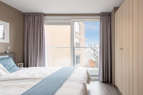 Cet appartement de 2 chambres récemment construit est situé au 2ème étage de la prestigieuse tour Residentie Ensor II, située dans le quartier d'Oosteroever. Il dispose d'une terrasse spacieuse avec mobilier de salon, parfaite pour se détendre en ple...