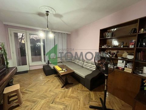 ID offerta: HZ4321 Imoti Tomov presenta alla vostra attenzione un appartamento con tre camere da letto situato nel quartiere di Dobrudzhanski, al quarto piano (non l'ultimo) in un edificio di mattoni con ascensore. L'appartamento ha una superficie di...