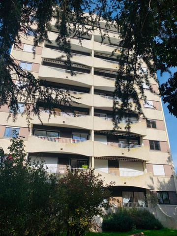 NANTES - Bourgeonnière-Hippodrome - Résidence les Provinces - Appartement en bon état d'entretien offrant une entrée avec placard, une belle pièce de vie lumineuse sur balcon exposée SUD, une cuisine aménagée sur balcon (possibilité d'ouverture sur l...