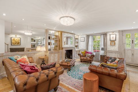 Cette magnifique maison de trois chambres est située dans l’une des rues les plus pittoresques de Hampstead et représente le meilleur des deux mondes : la paix et la tranquillité dans une rue de village, tout en étant à vingt minutes du centre de Lon...