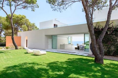 Located in the prestigious gated community of Vista Alegre, Villa Luxe is a contemporary masterpiece offering modern luxury and stunning sea views. Situated near the charming village of Es Cubells and just a short walk from the peaceful Es Torrent be...