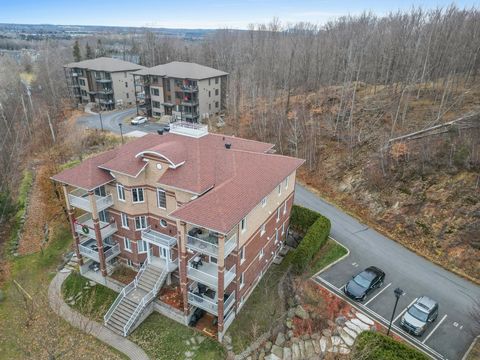 Possibilité d'occupation rapide. Magnifique condo avec vue imprenable sur la montagne de Bromont. Secteur tranquille. Grandes pièces bien éclairées avec plafonds de 9 pieds. Salle de bain avec bain et douche séparés, coin laveuse-sécheuse, 2 chambres...