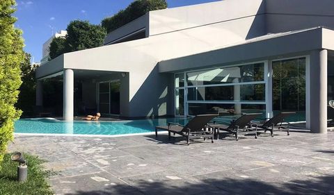 Gadait International biedt u een prestigieuze en ruime villa van 1.100 m², verdeeld over 4 verdiepingen, gelegen in het hart van Glyfada, een van de meest gewilde gebieden van de Atheense Rivièra. Gelegen op een terrein van 1.200 m², combineert deze ...