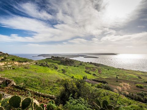 Two unconverted Houses set on a corner 3000 sqm footprint enjoying breath taking views of Gozo open sea stretching as far as Comino and Malta having huge potential to be converted either into a lavish residence with pool with adjacent guest quarters ...