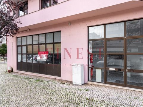 Straßengeschäft mit 100m2 in Laranjeiras. Sofort verfügbar, für alle Arten von Dienstleistungen außer Catering. Mit hervorragender Sichtbarkeit und Storefront zur Straße, ideal für seine Konfiguration für die Klinik. Öffentliche Garage in der Nähe, i...