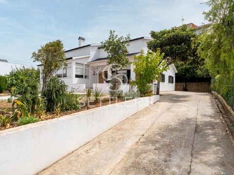 Single-storey T4 house on a 1,322 m² plot of land, located in a quiet residential area of Estoril. With more than 260 m² of built area, it comprises: A living room (32.63 m²), facing east, with a fireplace and heat recovery system, providing direct a...