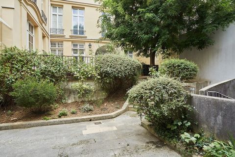 Magnifique appartement en duplex, moderne, calme et entièrement équipé, idéalement situé dans un magnifique immeuble au centre de Paris, à 10 minutes de l'HOTEL DE VILLE, dans le célèbre quartier du Marais et à quelques minutes de la célèbre Place de...