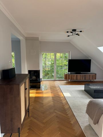 DIE WOHNUNG: Dieses gemütliche, moderne Apartment ist sowohl auf Komfort als auch auf Stil ausgelegt. Es verfügt über zwei einladende Schlafzimmer, die wie ein friedlicher Rückzugsort wirken. Das erste Schlafzimmer verfügt über ein weiches, übergroße...