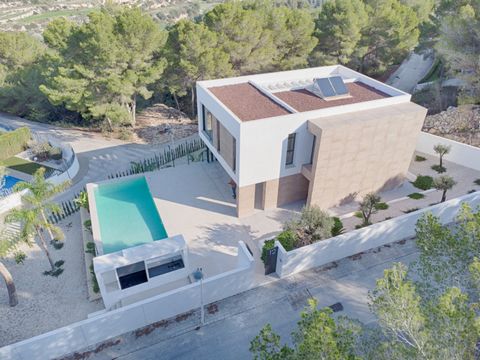 Situada a 4 km de Moraira y sus playas, esta singular casa ecológica está diseñada con materiales locales. La villa se distribuye en tres niveles. En el semisótano se encuentra el aparcamiento para dos vehículos, un trastero, una sala de equipos y el...