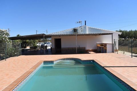 Country house located on the outskirts of Alhaurin el Grande with a plot of more than 14,000m2 ideal for horse lovers. The house is on one floor and consists of a large front porch as well as a rear porch towards the pool area which is surrounded by ...