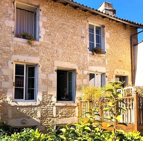 Demeure d'Exception au pied du Château de Verteuil-sur-Charente