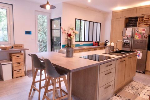 Proche Toulouse , superbe havre de paix de 384m² sur une parcelle de 3425m² avec piscine , parking , local professionel et appartement indépendant .