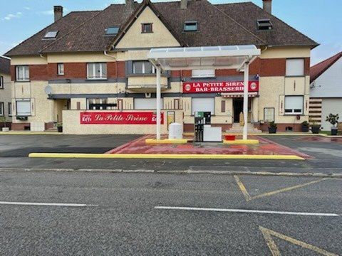 Ensemble immobilier avec commerces , hangar, 2 appartements et une maison individuelle
