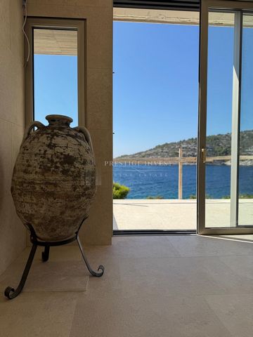 Location: Šibensko-kninska županija, Rogoznica, Rogoznica. FIRST ROW VILLA BY THE SEA - ROGOZNICA SURROUNDINGS Luxurious modern villa with swimming pool, cinema, gym and sauna For sale is an exclusive villa in the immediate vicinity of Rogoznica, loc...