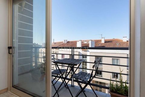 Appartement de 2 chambres à vendre, dans la paroisse de Tavarede, Quinta do Grou. L’appartement est construit en 2008, et a la distribution suivante : -Vestibule - salon et salle à manger avec cheminée et balcon, - cuisine avec balcon et barbecue, - ...