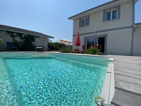 Gironde, (33370) TRESSES proche BORDEAUX, Myriam GALMAR ... vous présente cette maison familiale récente se situe au calme, entourée de jardins, dans le quartier recherché de Mélac, proche de Bordeaux Bastide.. Prix TTC 395000 euros dont 3,95% de com...