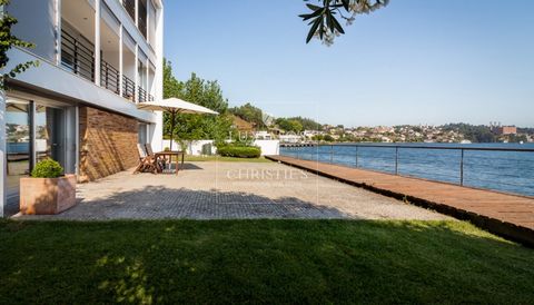 Unique Villa with wonderful continuous deployment along the Douro River . This property for sale benefits from views fantastic over the river . This villa also benefits from spacious areas and plenty of light.   CHARACTERISTICS: Plot Area: 900 m2 | 9...