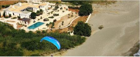 Lagada, Makrigialos: Una bella villa direttamente sul mare, di circa 290m2. La villa si basa su un appezzamento di terreno di 10.000m2. La trama confina direttamente con la spiaggia. Pertanto, ha accesso diretto al mare. Dispone di una terrazza di 1....