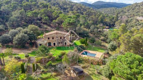Contemporary farmhouse located on a hill in the prestigious development of Can Burjats de Mont-ràs, Baix Empordà, at the foot of the Gavarras Natural Park. The construction, restored in 1997, is reminiscent of the traditional style of typical Catalan...