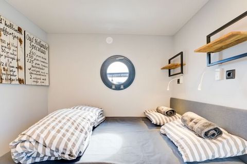 This unique houseboat in the Volendam marina offers you the opportunity to immerse yourself in the Dutch culture. With a modern interior and a shared swimming pool it is ideal for families. The boat is the port of Volendam, and with the famous Volend...