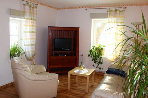 The village Weißig lies nestled in the heart of Saxon Switzerland in the Elbe Sandstone Mountains, above the health resort Rathen, and is a central starting point for hiking and cycling tours. The bright, fully furnished apartment is located in a lis...