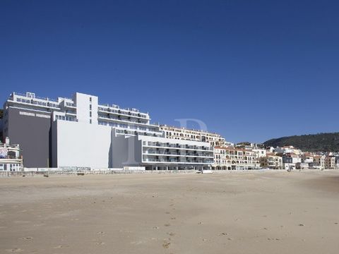 Very large commercial space, with 289 sqm, located in the development Sesimbra Golden Beach. This commercial space has huge potential: prepared for restaurant and with a generous area, is located on the ground floor of the building, next to the Aveni...
